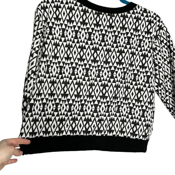 Almost Famous Geometric Print Knit Cropped Blouse - Picture 9 of 9